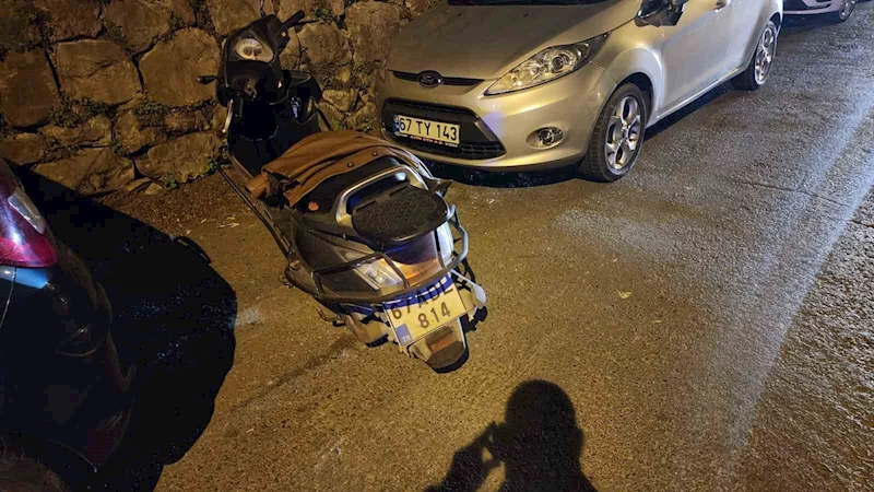 Alkollü sürücü, yol kenarındaki motosiklete vurdu 