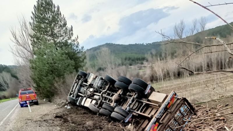 Virajı alamayan odun yüklü kamyon devrildi: 1 yaralı