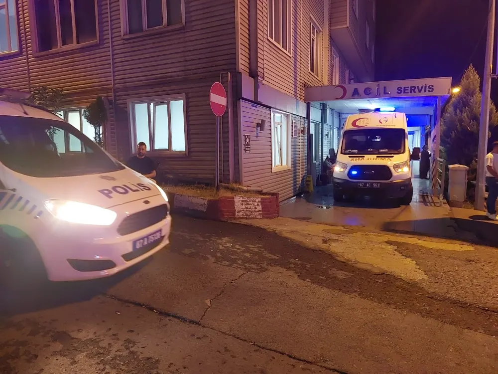 Arkadaşlarıyla otururken çıkan kavgada kafasında şişe kırıldı