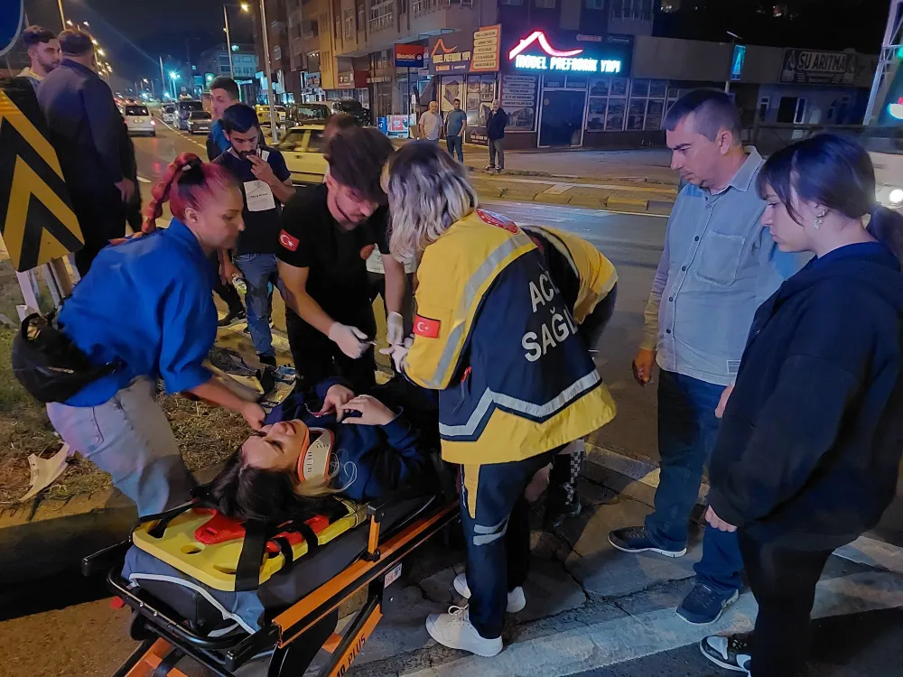 Kavşaktan dönmek isteyen motosikletli kontrolü kaybetti
