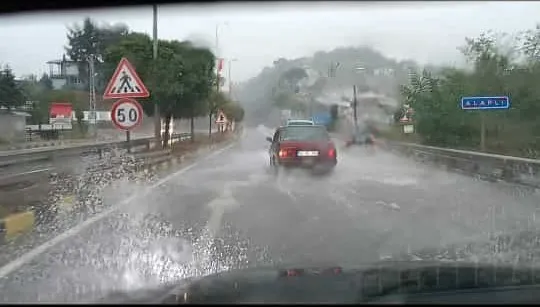 Hem Ova Köyü hem Kızılca... Yollar sularla doldu...