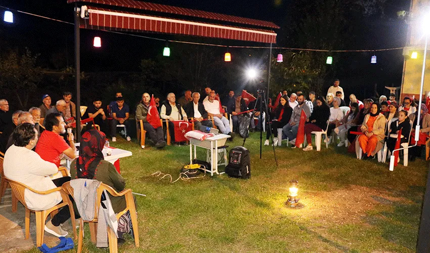Görevi bırakmak isteyen muhtarı gözyaşları içerisinde ikna ettiler