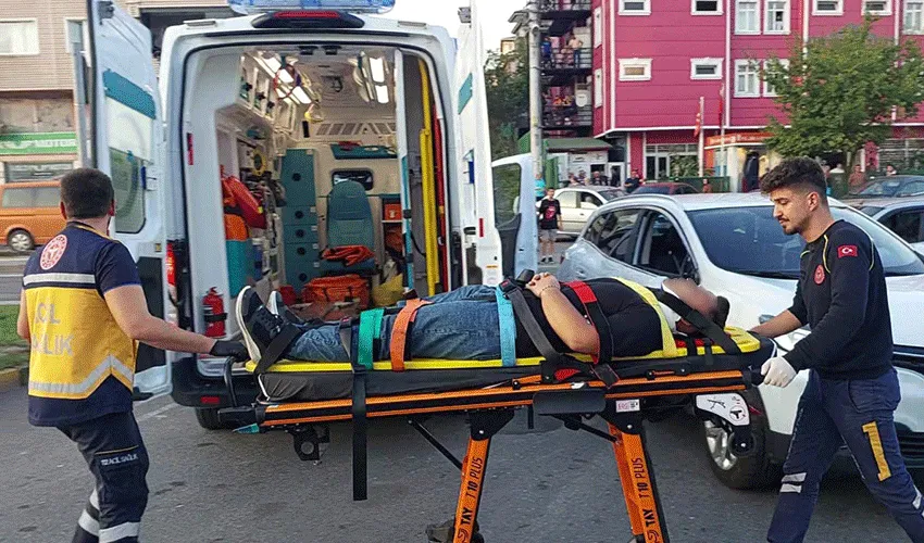 Otomobil taklalar attı, 4 kişi yaralandı