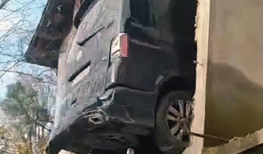 Heyelan otomobili az daha camdan çıkarıyordu
