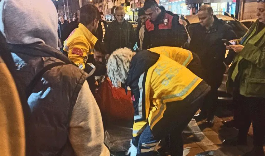 Sokakta temizlik yapan görevliyi darp ettiler