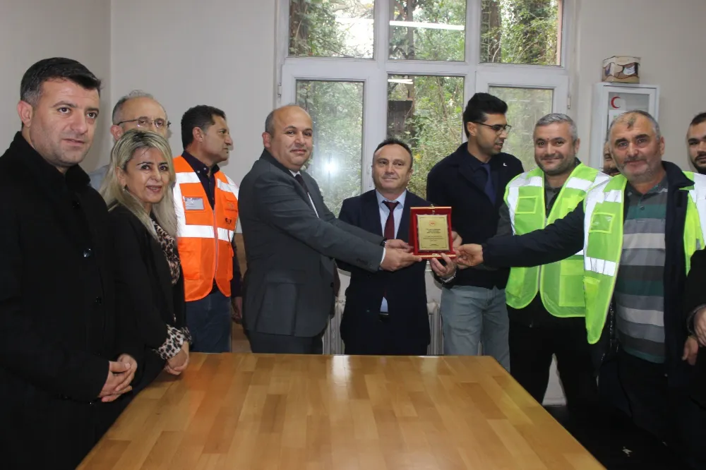 Ambulansa yol veren trenin makinisti ödüllendirildi