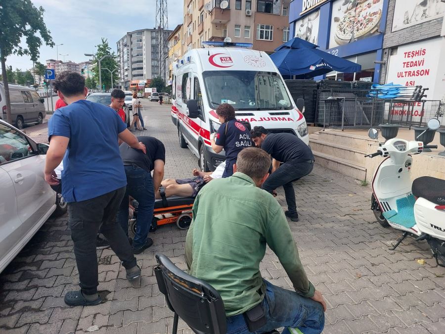 Motosiklet yayaya çarpınca sürücüsü ve yaya yaralandı 