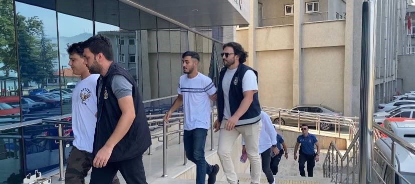 Başkasına ait olan araçlarla 695 bin TL dolandırdılar