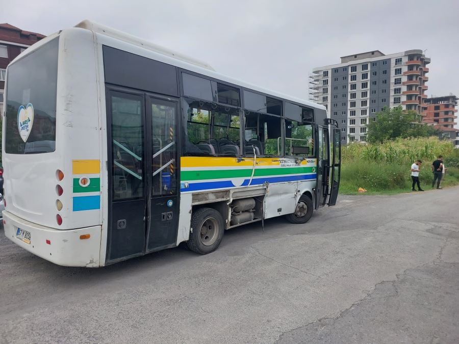 Freni boşalan iş makinesi otobüse çarptı