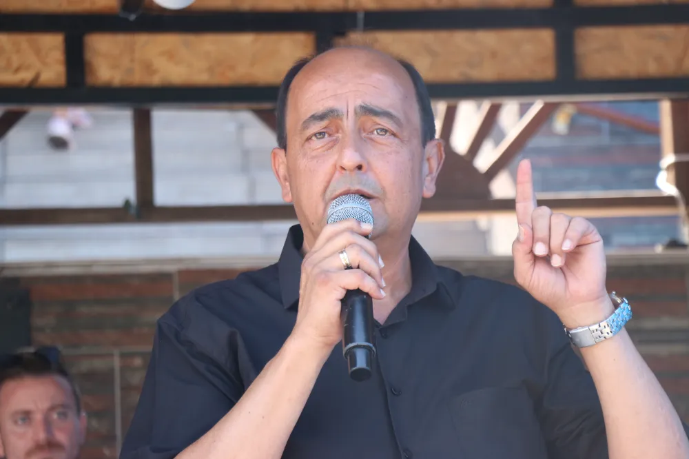 Başkan Demirtaş’tan müzikli sabah kahvaltısı