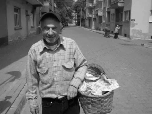 79 yaşındaki simitçi yere yığılıp öldü