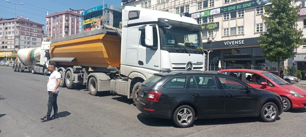 Şerit değiştirmek istemişti, otomobiliyle sürüklendi