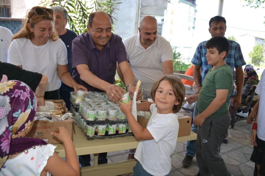 Demirtaş, öğrencilere pide ve ayran ikram etti 