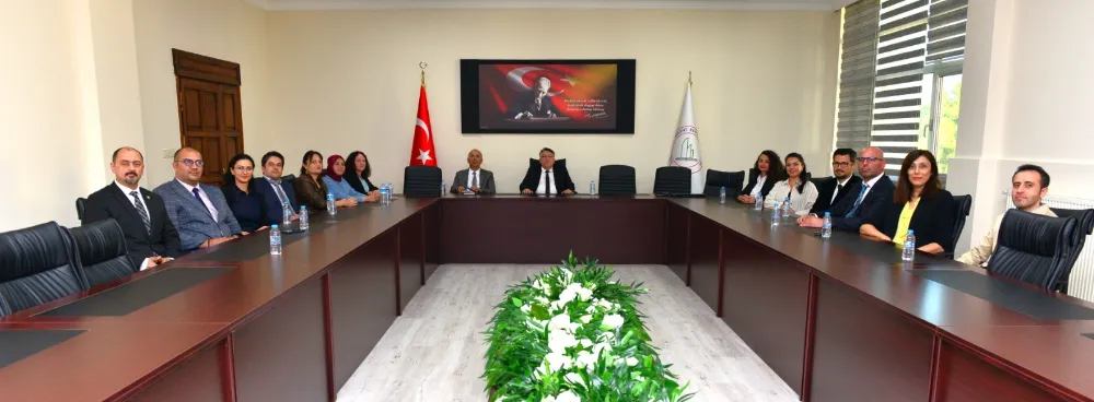 Rektör Özölçer’den SCOFOLA’23 Organizasyon Komitesi üyelerine plaket ve teşekkür belgesi takdim etti