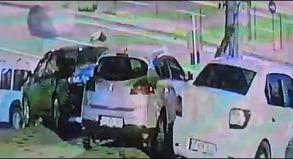 Önce motosikletin ardından otomobilin altında kaldı.