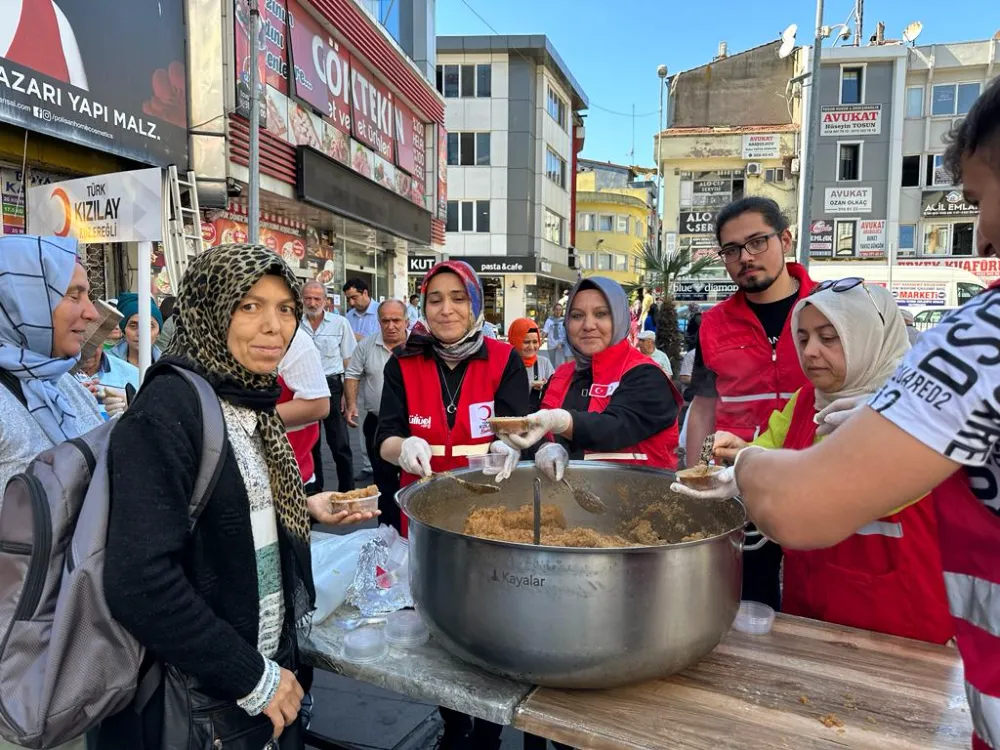 Kızılay Mevlid Kandili’nde vatandaşlara helva dağıttı
