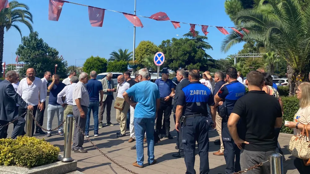 Posbıyık ret oyu veren meclis üyelerine saldırttı