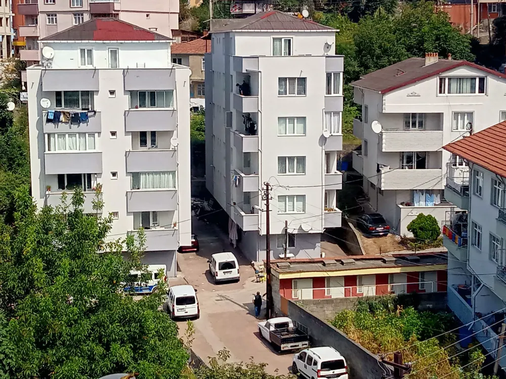 Balkondan düşen genç hayatını kaybetti