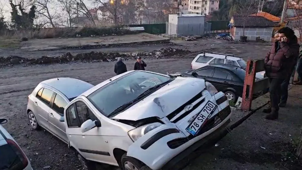 Park halindeki aracın üzerine uçtu: 1 yaralı