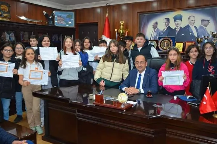 Öğrenciler Başkan Demirtaş’ın makamına koştu