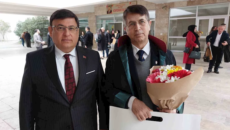 Tıp ve hukuk profesörü 64 yaşında avukatlık stajını tamamlayıp cübbe giydi
