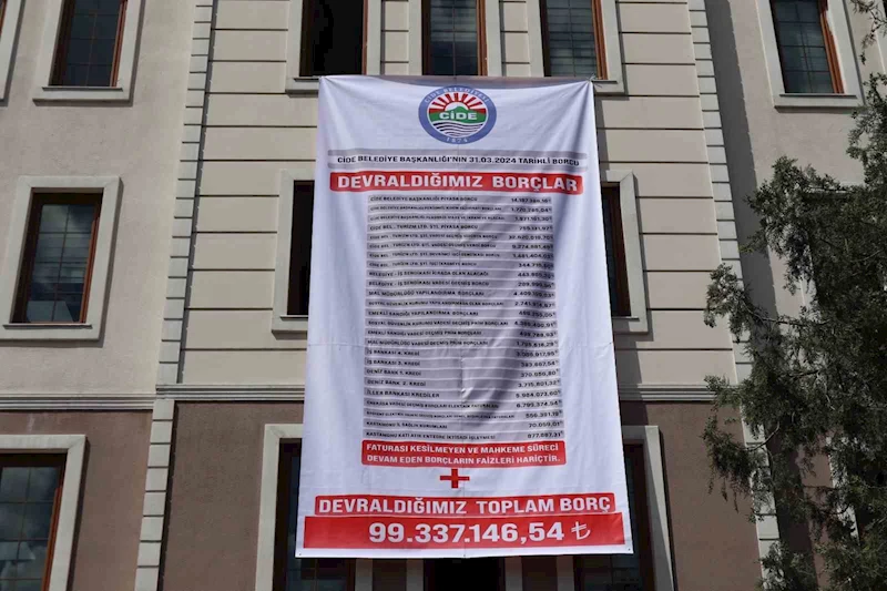 Cide Belediyesi’nin borcu dev afişle duyuruldu: 