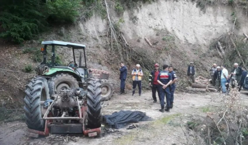  Devrilen traktörün altında kalan sürücü hayatını kaybetti