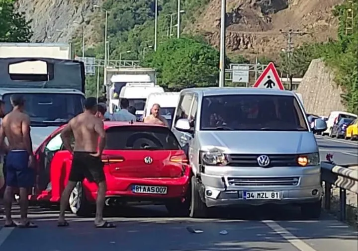 Plajlar bölgesinde araçlar birbirine girdi