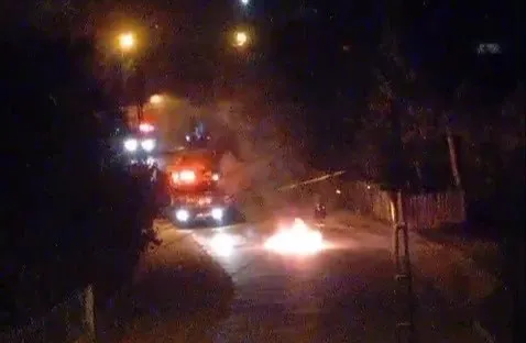 Yakınının motosikletini yaktı