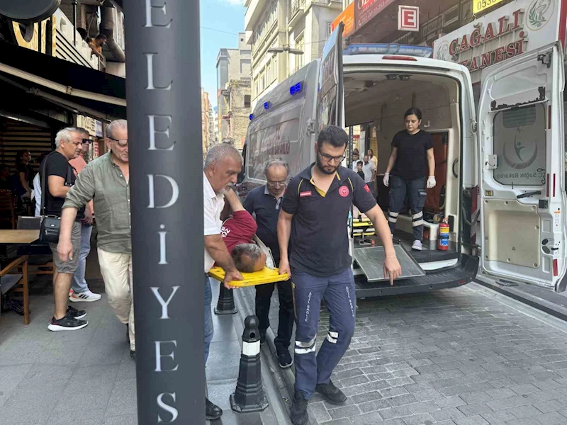 Sokağı temizliyordu, otomobil çarptı