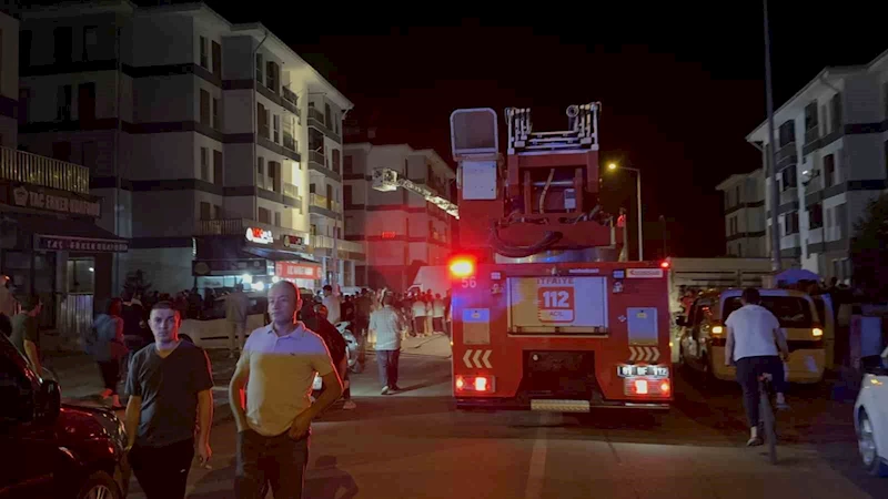 Apartmanda yangın çıktı, hemen tahliye edildiler