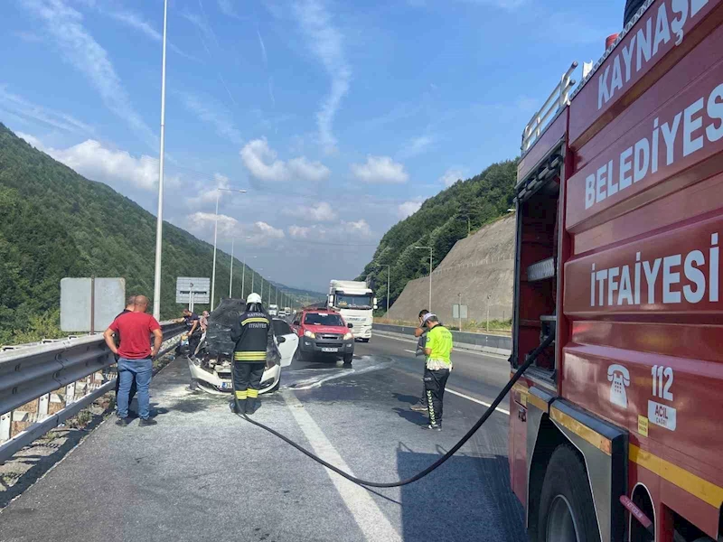 Otomobilin motor kısmında yangın çıktı