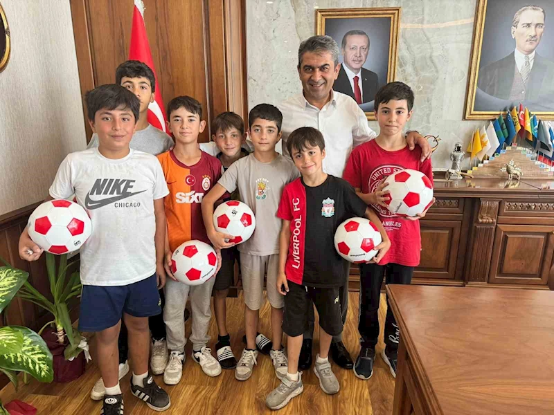 Parkta topları kesilen çocuklar soluğu belediyede aldı
