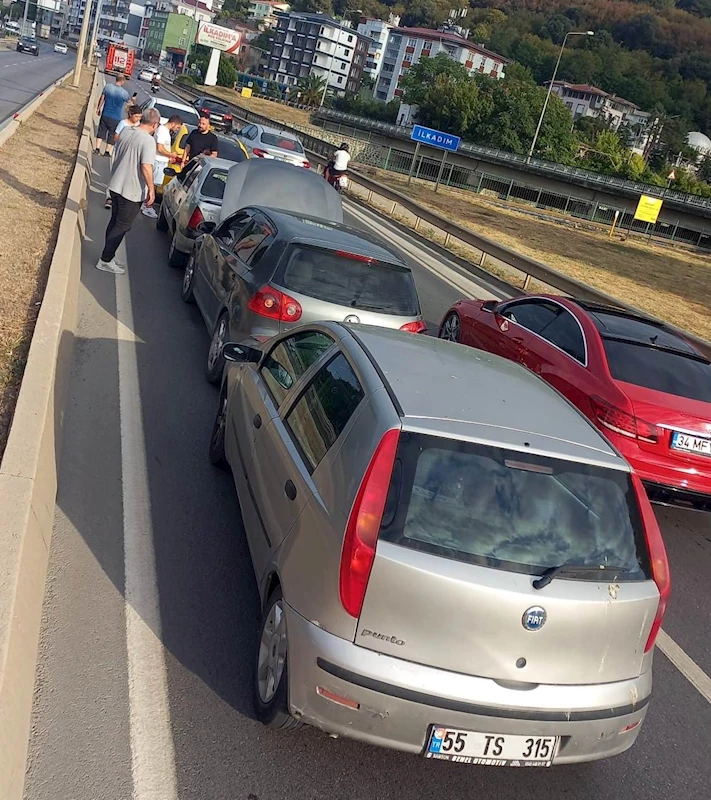 Zincirleme trafik kazasında 5 araç birbirine girdi

