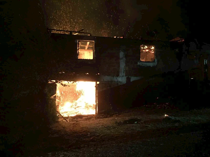 İki katlı ev kullanılamaz hale geldi: Evdekileri vatandaşlar kurtardı
