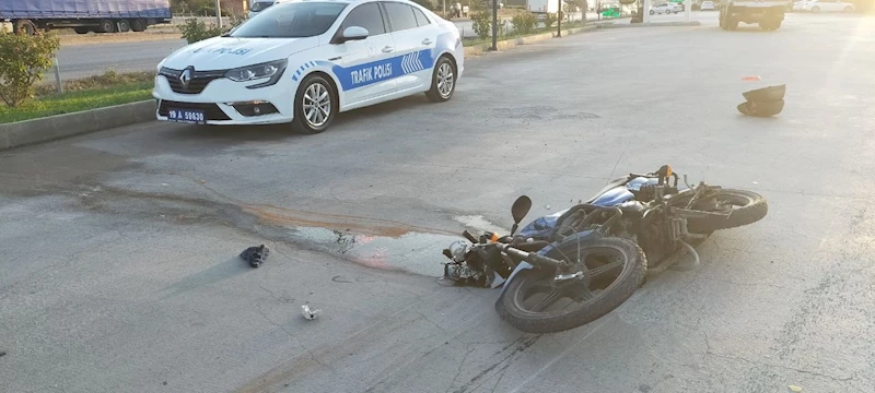 Kamyonun altında kalmaktan kurtulan motosiklet sürücüsü ölümden döndü
