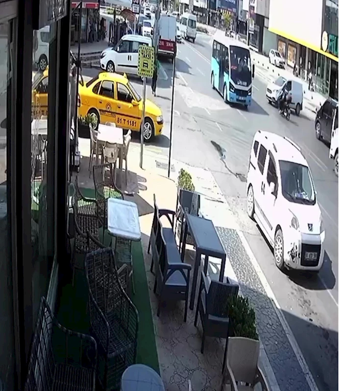 Hafif ticari araçla çarpışan motosiklet sürücüsü yaralandı
