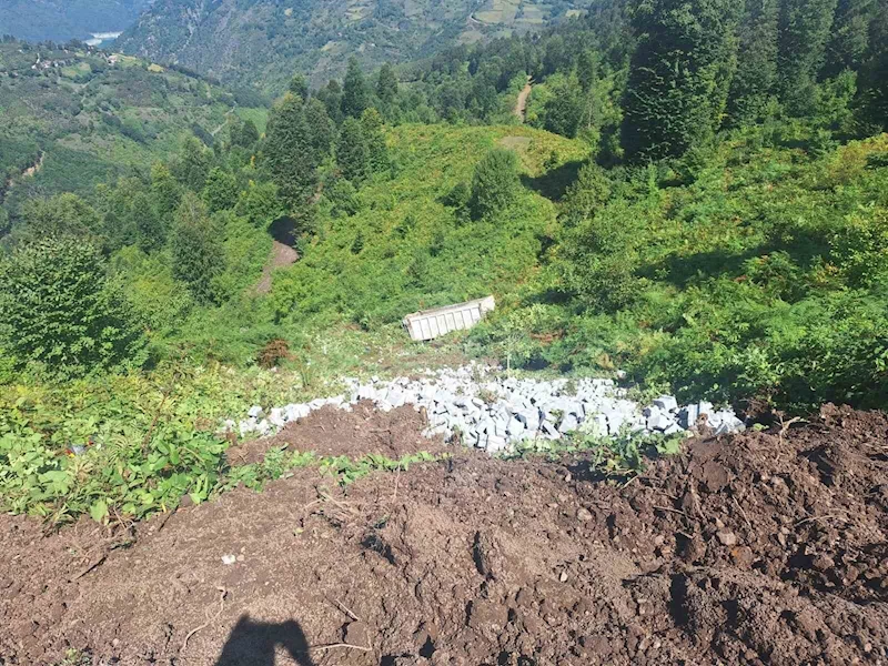 Uçuruma yuvarlanan kamyon hurdaya döndü: 1 yaralı
