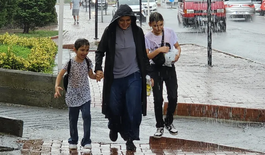 Karadeniz Ereğli’de aniden bastıran yağmur zor anlar yaşattı