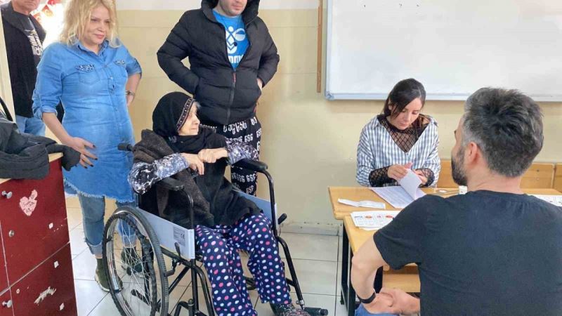 90 yaşındaki Hacer nine oy kullanmak için tekerlekli sandalye ile sandığa gitti