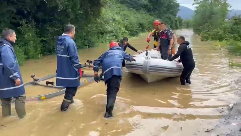 Vatandaşları kurtarmaya giden jandarma çayda mahsur kaldı