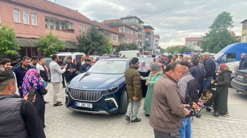 Gökçebey’de Togg ile fotoğraf çektirebilmek için birbirleriyle yarıştılar