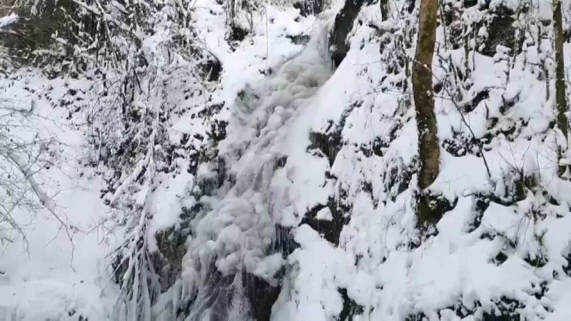 Hava sıcaklığı -5’in altında ölçüldü: O şelale kısmen dondu