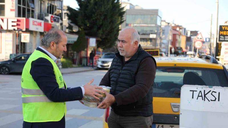 İftar saatinde 420 taksiciye sıcak yemek dağıtıldı