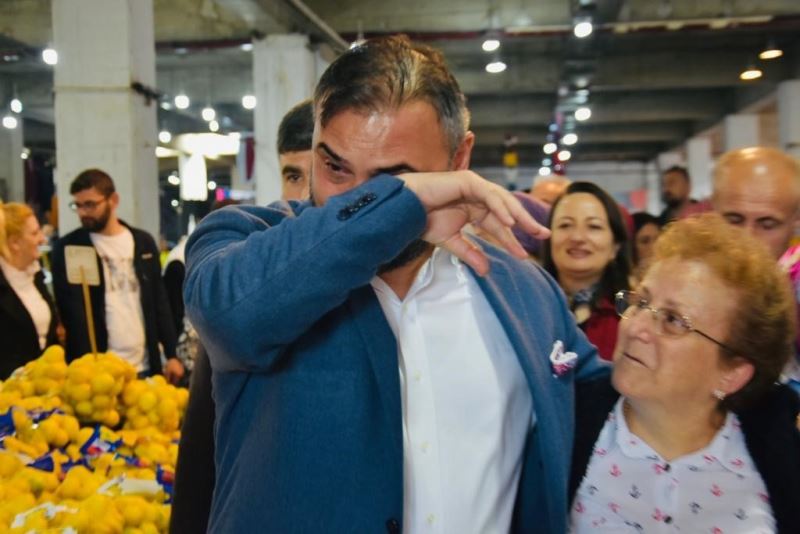 Milletvekili seçilemeyen adaya sakladığı posterini gösterince duygu dolu anlar yaşandı