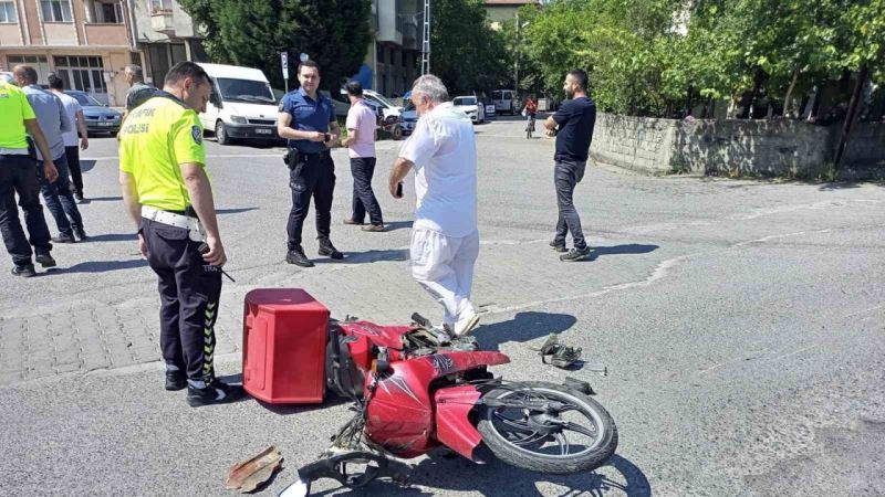 Moto kurye ile otomobil çarpıştı: 1 yaralı