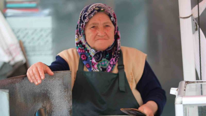 (Özel) 40 yıl önce geçtiği tezgahın başında şimdi siparişlere yetişemiyor