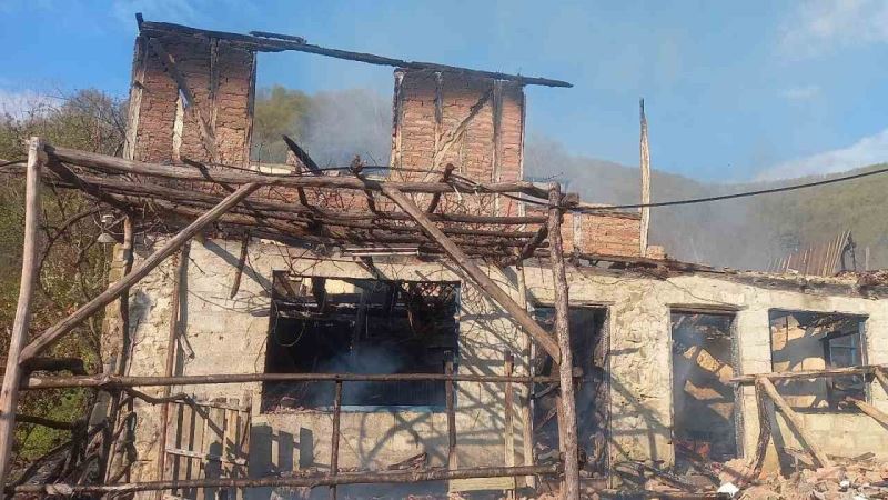 Uykuda yangına yakalandı, ikinci kattan atlayarak canını kurtardı