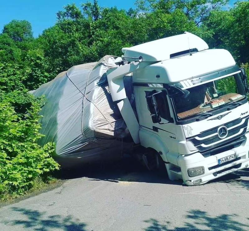 Yem yüklü tır devrildi, yol trafiğe kapandı